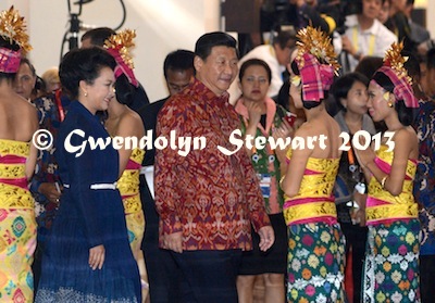 XI
JINPING AND PENG LIYUAN WELCOMED TO THE BALI 2013 APEC SUMMIT GALA DINNER,
Photographed by Gwendolyn Stewart c.2013; All Rights Reserved